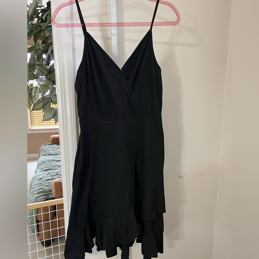 BLACK SPAGHETTI STRAP V NECK LIGHT WEIGHT DRESS BY ULTRANICE. NWT. SIZE SMALL.